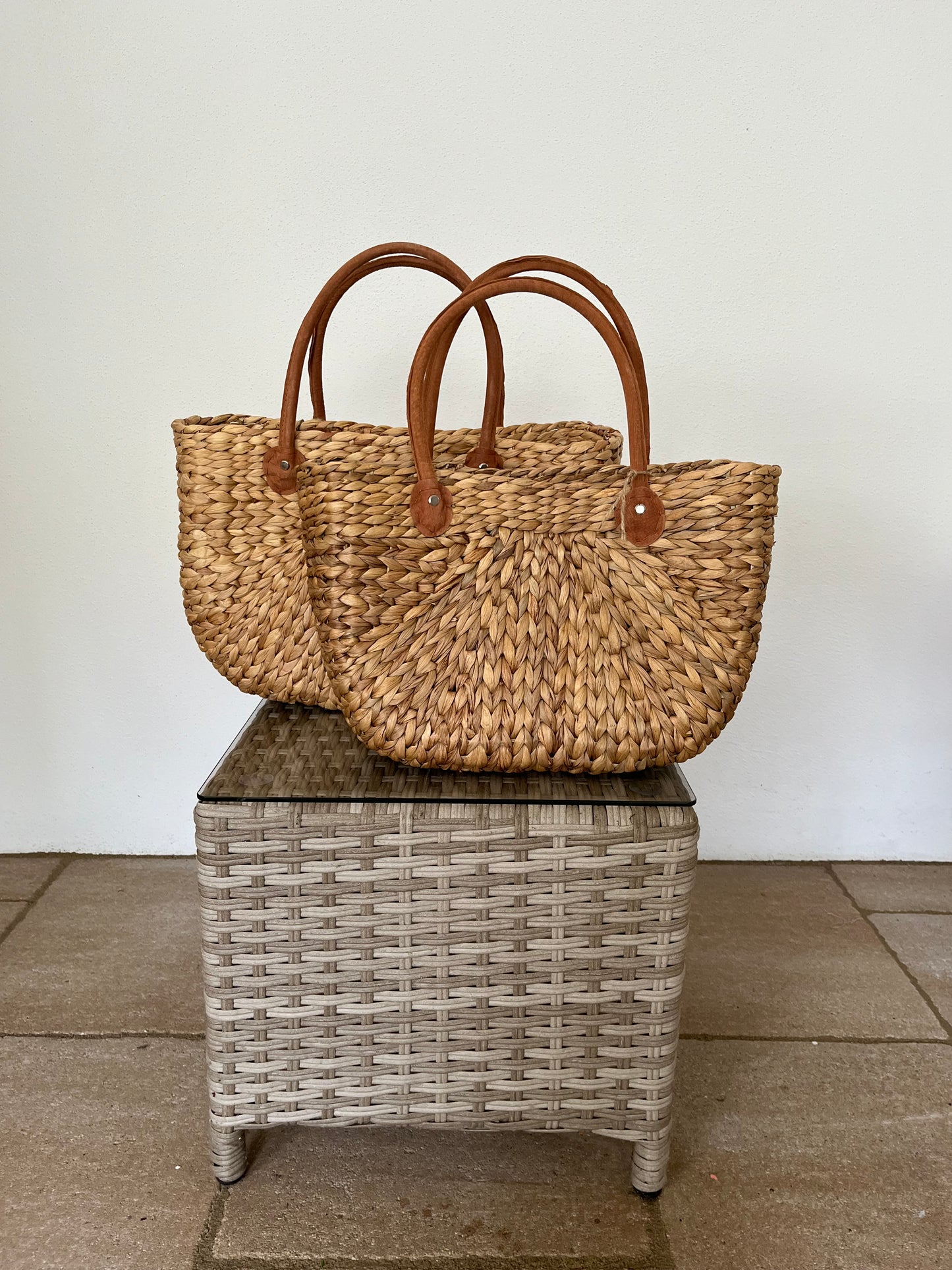 Halbmondkorbtasche aus Wasserhyzinthe mit Ledergriffen in zwei Größen