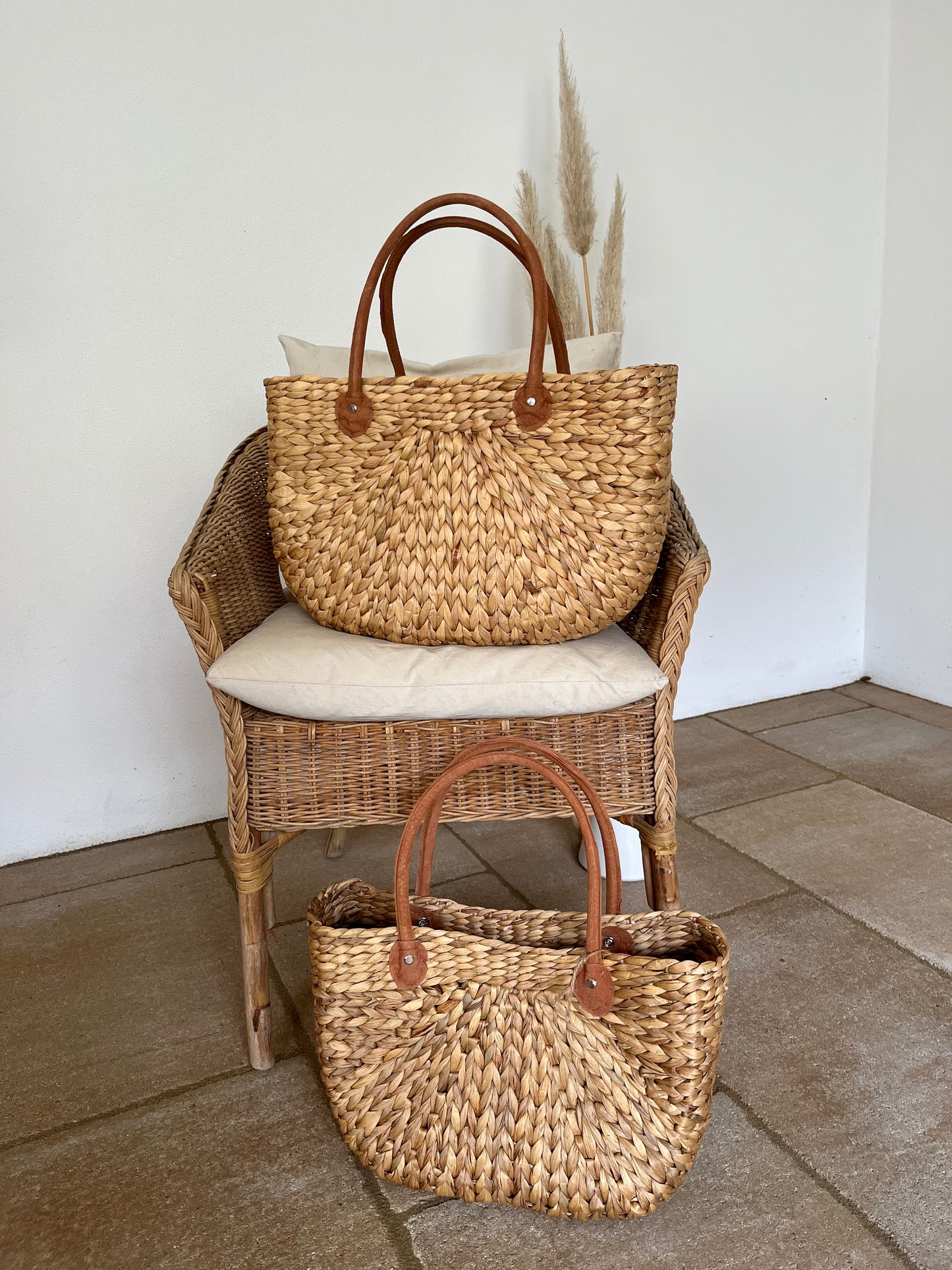 Halbmondkorbtasche aus Wasserhyzinthe mit Ledergriffen in zwei Größen